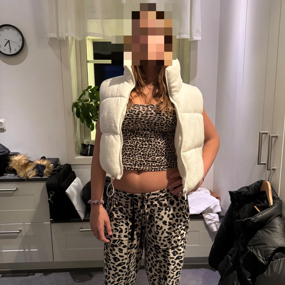 Vit croppad dunväst med hög krage