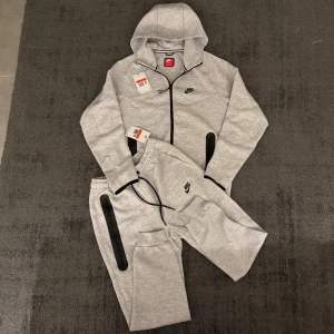 Nike Tech Fleece Grå  - Säljer en grå Nike tech fleece. Den är helt ny. Passar som M. Skriv vid intresse. 