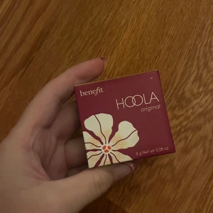 Benefit Hoola Bronzer original - Säljer en Hoola bronzer från Benefit i original färg. Den är endast testad, vilket man ser på att hoola texten är kvar på pudret. Nypris 430kr