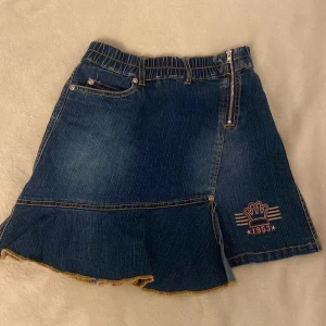 Mörkblå jeanskjol med brodyr - Fin mörkblå jeans kjol, säljer eftersom den är för liten. Bra skick förutom att några små sömmar har gått upp men syns knappt💕