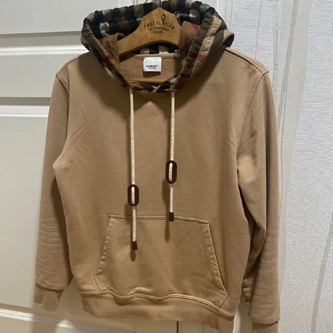 Beige hoodie från Burberry med rutig huva