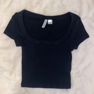 Svart topp - Skön svart topp från divided med stor halsring, använt fåtal gånger 💕