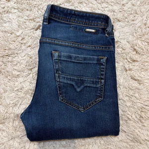 Mörkblå diesel jeans - 🔵Säljer dessa snygga diesel jeans i snygg mörkblåfärg. Nypris ligger på 1800kr och det är passformen slimfit/Skinny. Bara att skriva vid funderingar mvh Liam!🔵