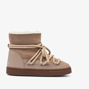 Beige inuikii med snörning - Snygga beige inuikii med grov snörning och platt sula. Skorna har en mix av mocka och skinn, samt en varm, fluffig insida. Perfekta för kalla dagar med sin höga modell och trendiga look.