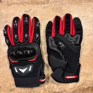 Svarta och röda motorcykelhandskar Kemimoto - Säljer ett par svarta och röda motorcykelhandskar från Kemimoto. 