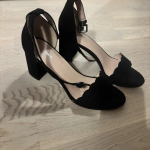 Klackskor  - Svarta klackskor använda 1 gång, perfekt till balen 