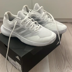 Adidas GameCourt 2 W vita sneakers - vita gympaskor från addidas. endast använda ca 2 gånger med orginalbox. skriv för frågor💞 orginalpris 799 kr