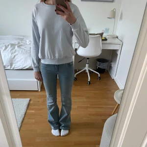 Ljusblå sweatshirt  - Säljer en  fin ljusblå sweatshirt från kappahl, den är i använd men i fint skick och utan fläckar! Säljer på grund av att jag har vuxit ur den💕🌸