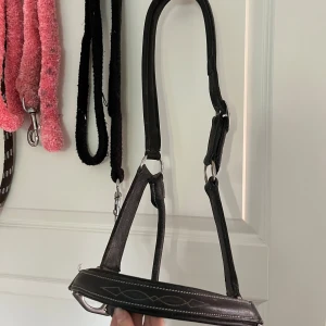 Svart läder grimma - Svart läder grimma i storlek full