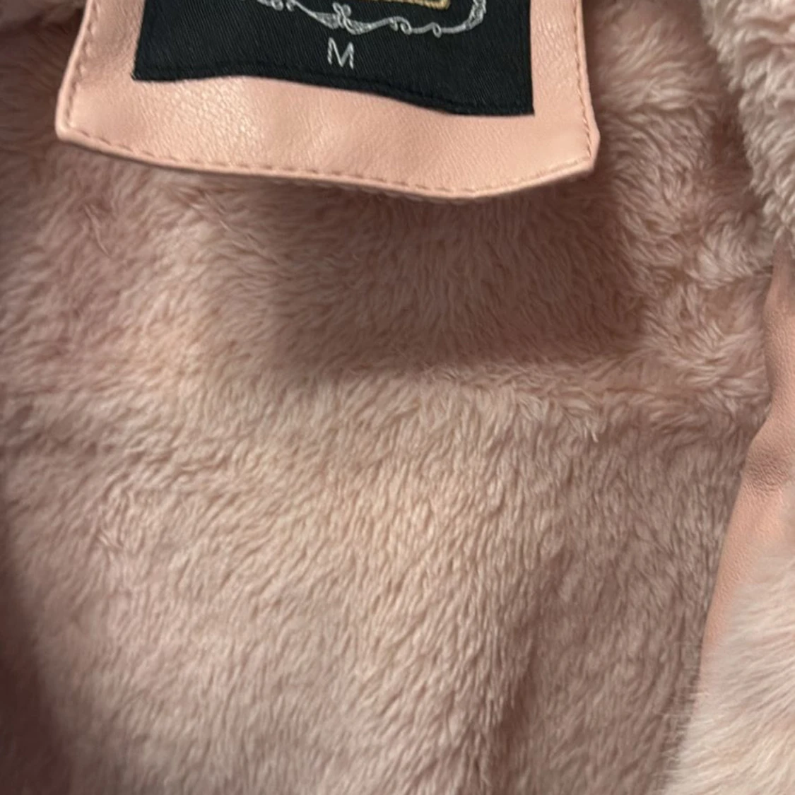 Beige pälsfodrad skinnjacka med bälte