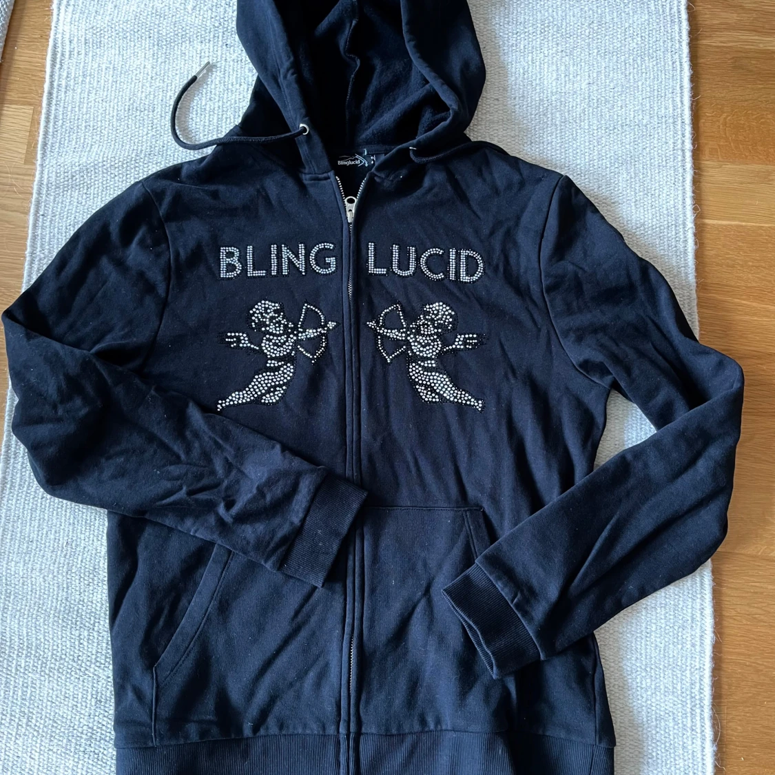 Svart hoodie Bling Lucid med strassmotiv