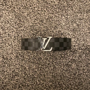 Rutig skärp svart - Säljer ett bälte, 110cm skriv ifall frågor, priset kan diskuteras 