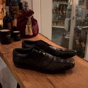 Tiger of Sweden Loafers - Tiger of Sweden Loafers | EFTERTRAKTADE | Svarta | Helskinn | Nyskick! | Skick: 9,8/10 | Nypris: 3999 SEK | Mitt Pris: 459 | Storlek: 44  | Gratis armband skickas med vid köp (från 31/10) | Frakt: Postnord + Instabox + Bring | Skriv vid minsta fråga eller fundering 📩 Priset är diskuterbart.