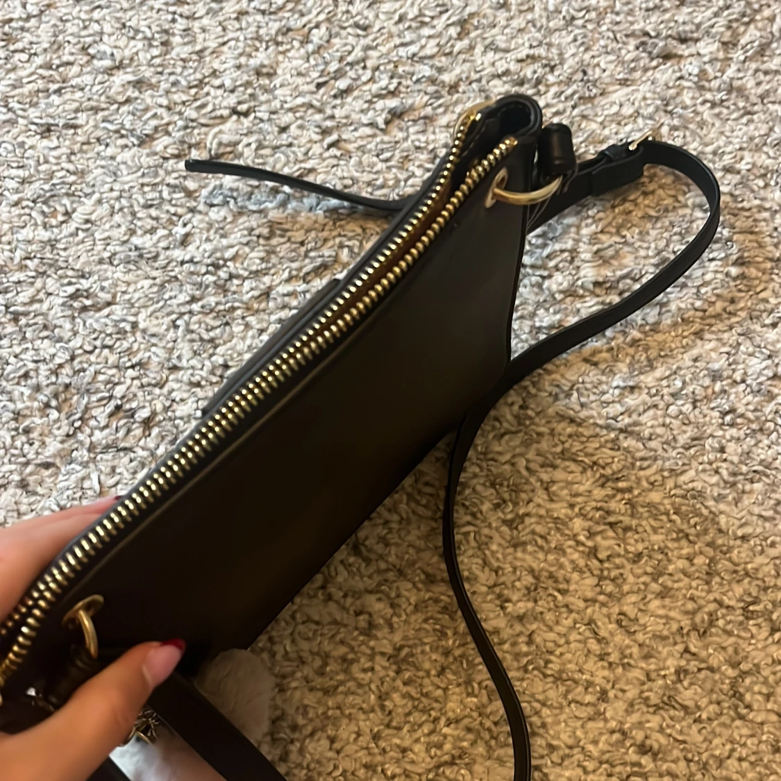 Svart axelväska från Guess med pompom - 4