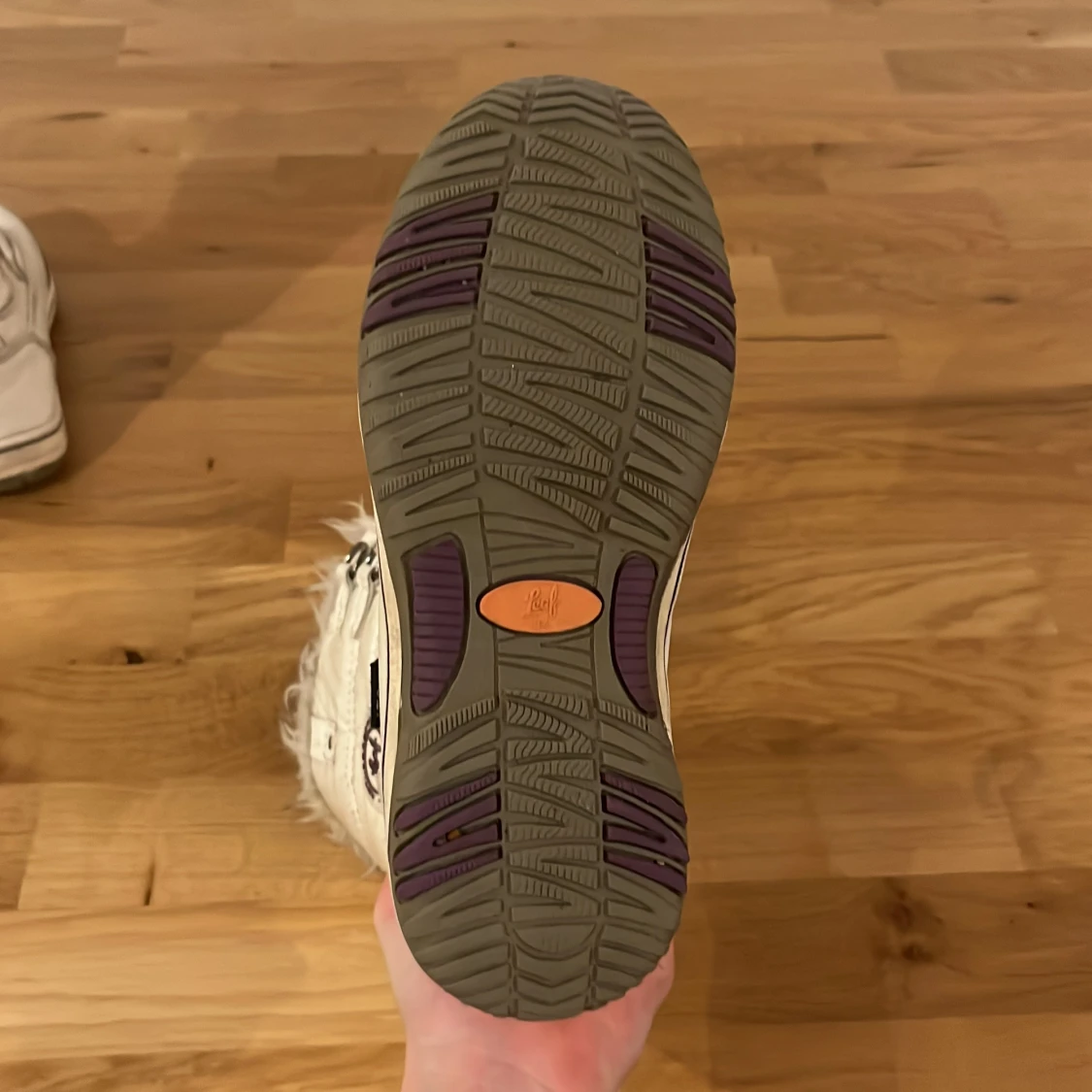 Vita vinterstövlar med fuskpäls - 4