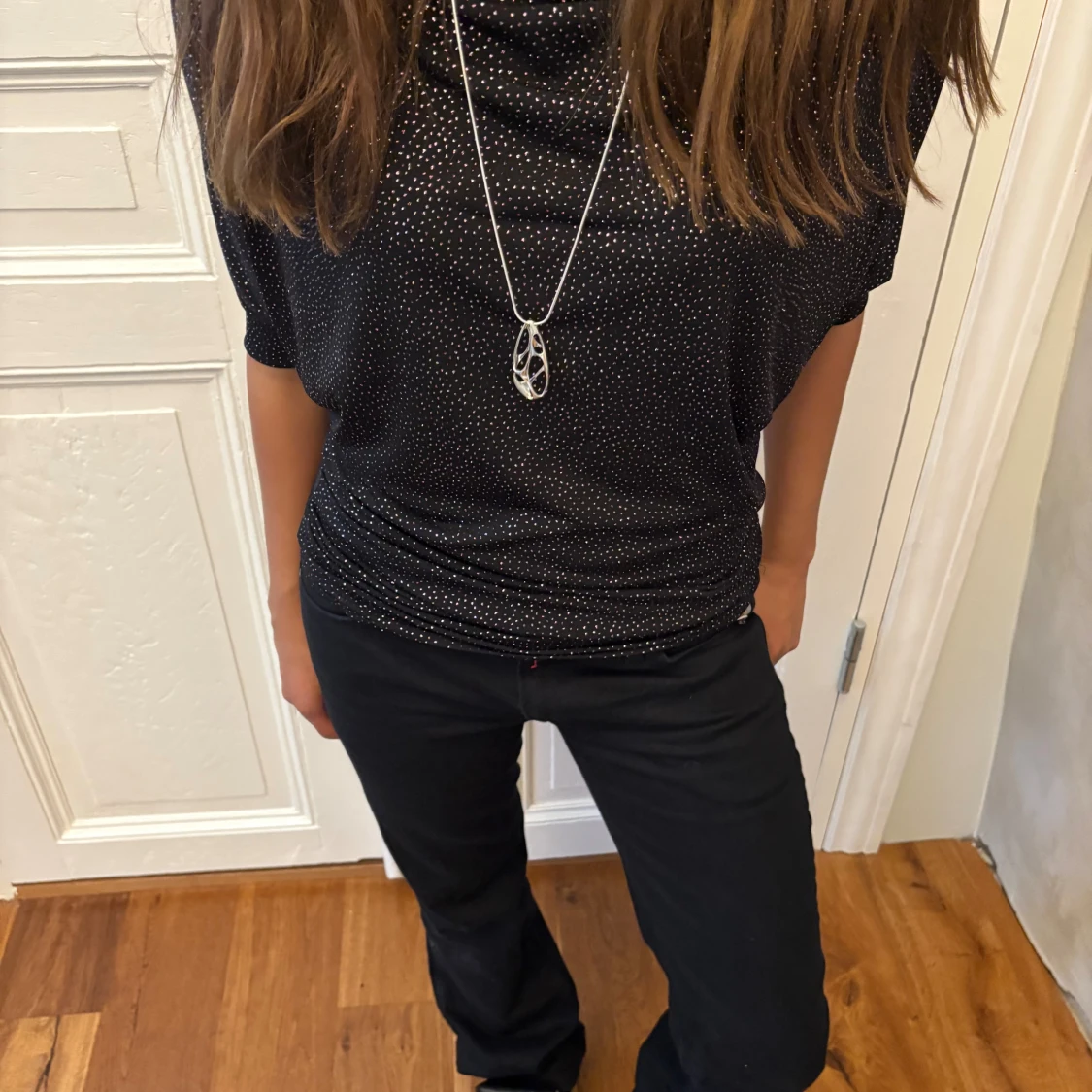 Svart glittrig topp med prickigt mönster - 1