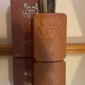 Parfums de Marly Althaïr 125ml - Snygg och exklusiv parfym från Parfums de Marly, Althaïr. Flaskan rymmer 125 ml och har en unik design som sticker ut. Perfekt för dig som vill ha något annorlunda och lyxigt i din samling.