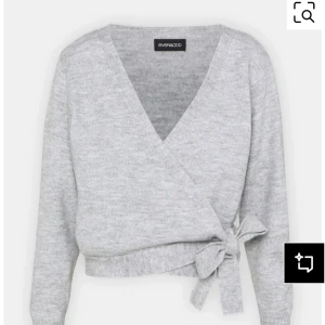 Grå omlott kofta - Snygg grå omlott kofta från Even&Odd med v-ringning och knyt i sidan. Koftan har långärmade ärmar och ribbad nederkant, perfekt för att ge en chill och trendig vibe till din outfit. Köpt för 390kr. Säljs då den inte kommit till användning och är i väldigt bra skick.  Det är bara att skriva om de finns frågor💕