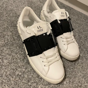 Valentino Rockstud - Säljer dessa goa Valentino Rockstud i fint skick. Har använt dom några gånger men är tvättade. Fick skorna i present så har tyvärr ej kvitto kvar. Lådan är också skrynklig då den legat på ett dåligt ställe🙃. Därav priset! :) Tveka inte på frågor