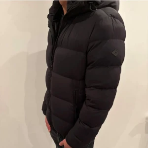 J.Lindeberg Jacka  - Hej! Säljer nu denna sjukt snygga och sällsynta J Lindeberg jackan som är perfekt till hösten och vintern. Storlek M Skick 9/10! Enda synliga defekt är lite slitningar på insidan som inte märks av, annars som ny! Ny pris= 5000 kr Säljs för= 2499 kr