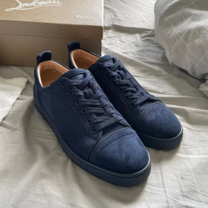 Navy blue loubs str 42 - Säljer mina loubs pga tröttnat .  bra skick använda en stund . Str 42. Box  ingår, skriv vid frågor och funderingar.Mvh Miliam