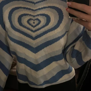 Blåvit stickad tröja med hjärtan från Cider - Superfin stickad tröja från Cider i blått och vitt med ett stort hjärtmönster på bröstet. Knappt använd