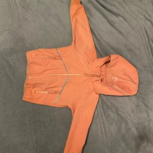 Skaljacka från mckinley storlek 86/92 - ⚪️Barn som använt så skavanker finns alltid⚪️lite lortig och fläckig annars bra