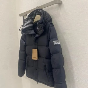 Burberry Jacka - Snygg svart pufferjacka från Burberry. Kan göras till väst med! Nyskick med tags.