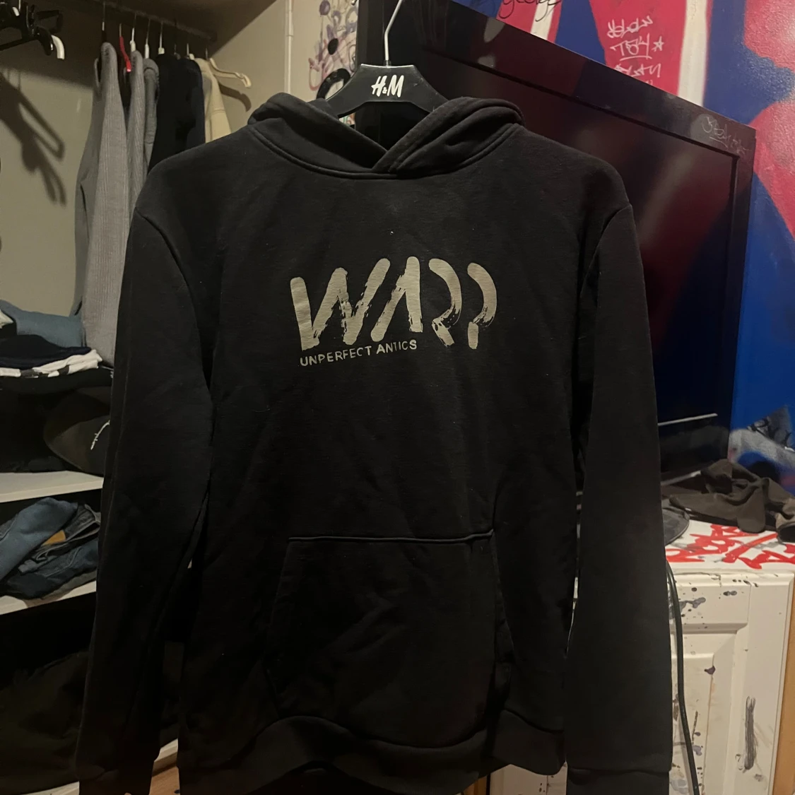 Svart hoodie från WARP med tryck