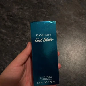 Davidoff Cool Water 75ml - Cool Water från Davidoff, 75 ml helt ny oöppnad. En klassiker med fräsch känsla, perfekt för dig som vill sticka ut med en ikonisk doft. 