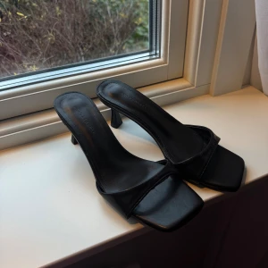 Klackar - Svarta söta klackar som är i nytt skick då det är fel storlek! 