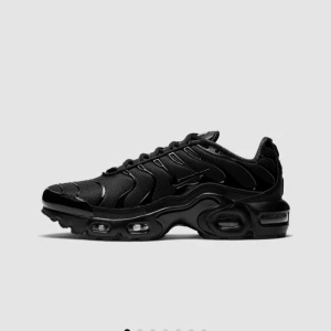 Nike Air Max Plus Triple Black sneakers - Nike Air Max Plus Triple Black sneakers med mesh och syntet på ovandelen, svarta detaljer och synlig Air Max-dämpning i sulan. Snygg vågig design, snörning och Tn-logga på hälen. Yttersulan har gula och röda inslag undertill för extra edge. Helt oanvända, beställde men tycker inte de är min smak alls så håller mig till mina 270s. Helt oanvända så alltså inga fel. Digitalt kvitto finns. Passar både kille & tjej, jag själv är tjej. 