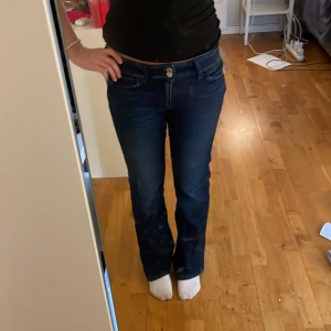 Mörkblå bootcut jeans - Mörkblå jeans i strl 158 men de passar mig som är ungefär 162