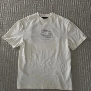 Supply & Demand t shirt - Ny supply and demand t shirt, aldrig använd, storlek XS men sitter stort så om du har S eller M funkar de