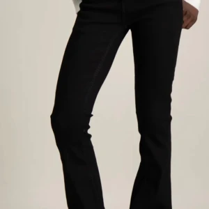 Svarta bootcut jeans - säljer mina svarta jeans från Grunt. Säljer då dom blivit försmå💕Nät dom har tvättats har dom blivit ljusare, samt att dom är uppsprättsde längst ner. Skriv för fler bilder💕Pris går självklart att diskutera!!