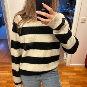 Randig svartvit stickad tröja - Knappt använd!