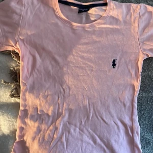 Ralph lauren t-shirt - I storlek S har inga defekter. De är lite svårt att få en bra bild på färgen men kolla den sista bilden. Köptes här på plick men kommer inte till användning.💗