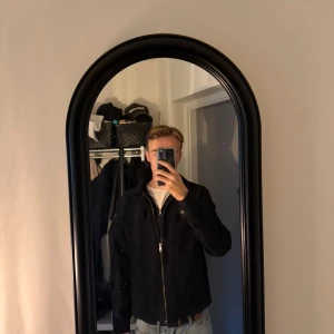 Mörkblå overshirt från Jack & Jones - Mörkblå overshirt från Jack & Jones i ganska bra skick.