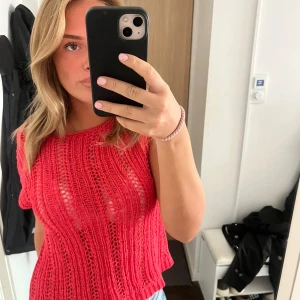 Röd stickad ärmlös topp - Superfin korallröd stickad tröja i bra skick.
