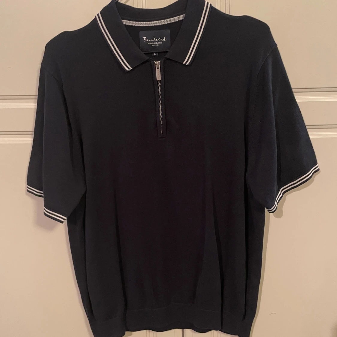 Mörkblå Bondelid piké med dragkedja