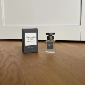 Abercrombie & Fitch Authentic Man - Fräsch Eau de Toilette för honom från Abercrombie & Fitch. Snygg och stilren flaska, perfekt storlek för väskan (30 ml).