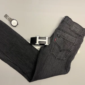 Feta Levi’s jeans🍾🔥 - Säljer ett par feta Levis jeans från Levis🔥storlek 10A. Modellen är slim taper 512, men kan även funka som slim fit‼️ Använda max 2-3 ggr💯Kan gå ner lite i pris vid en snabb o smidig affär🍾Vid frågor eller funderingar, eller om du vill ha fler bilder, tveka inte att höra av dig.😃