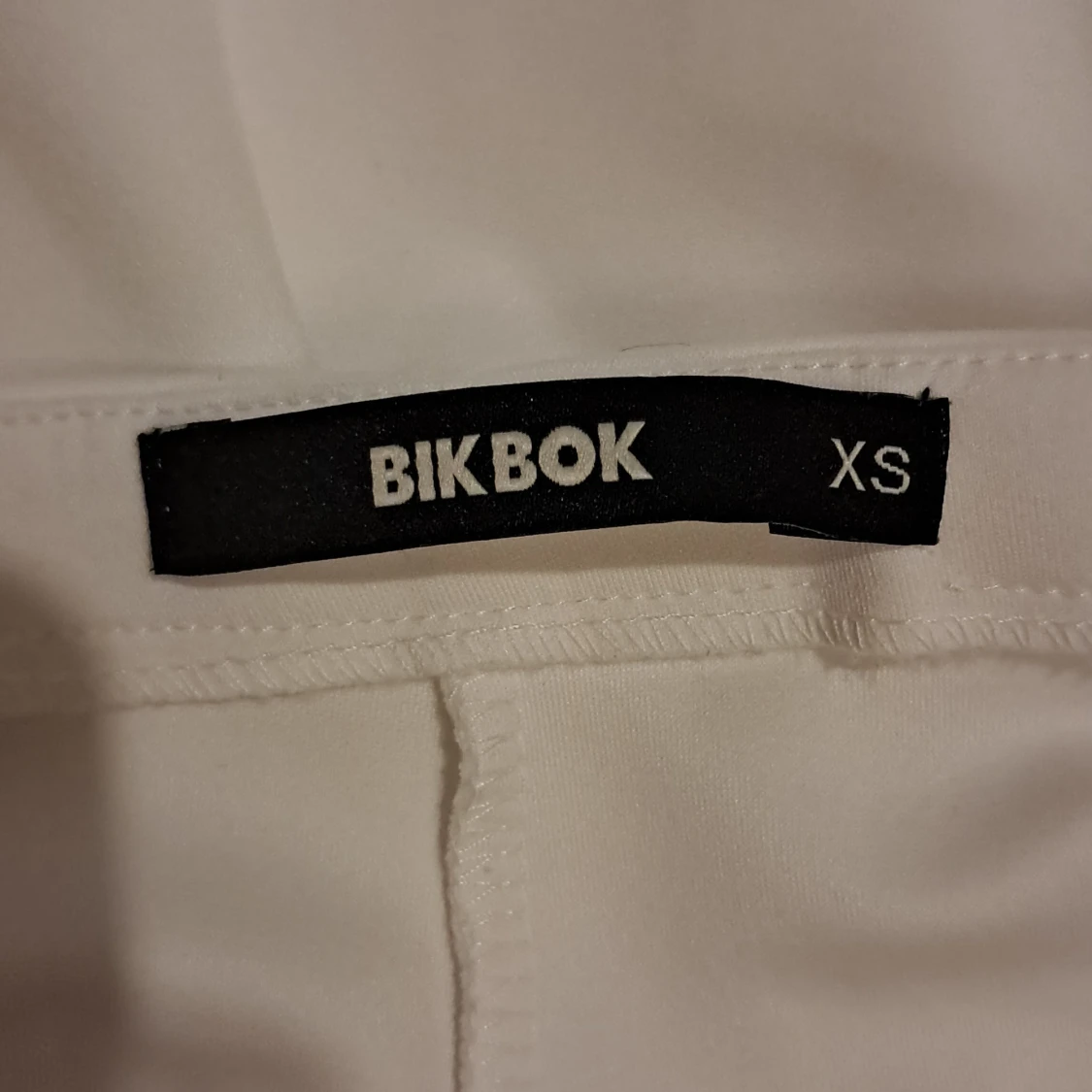 Vit kortkjol från Bik Bok XS - 2