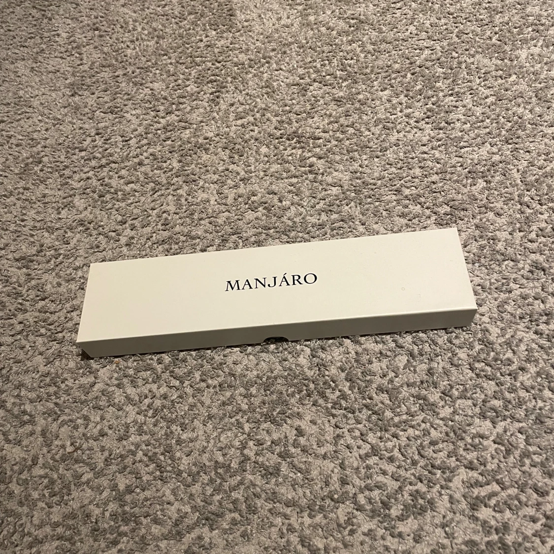 Manjáro svart klocka med skinnband