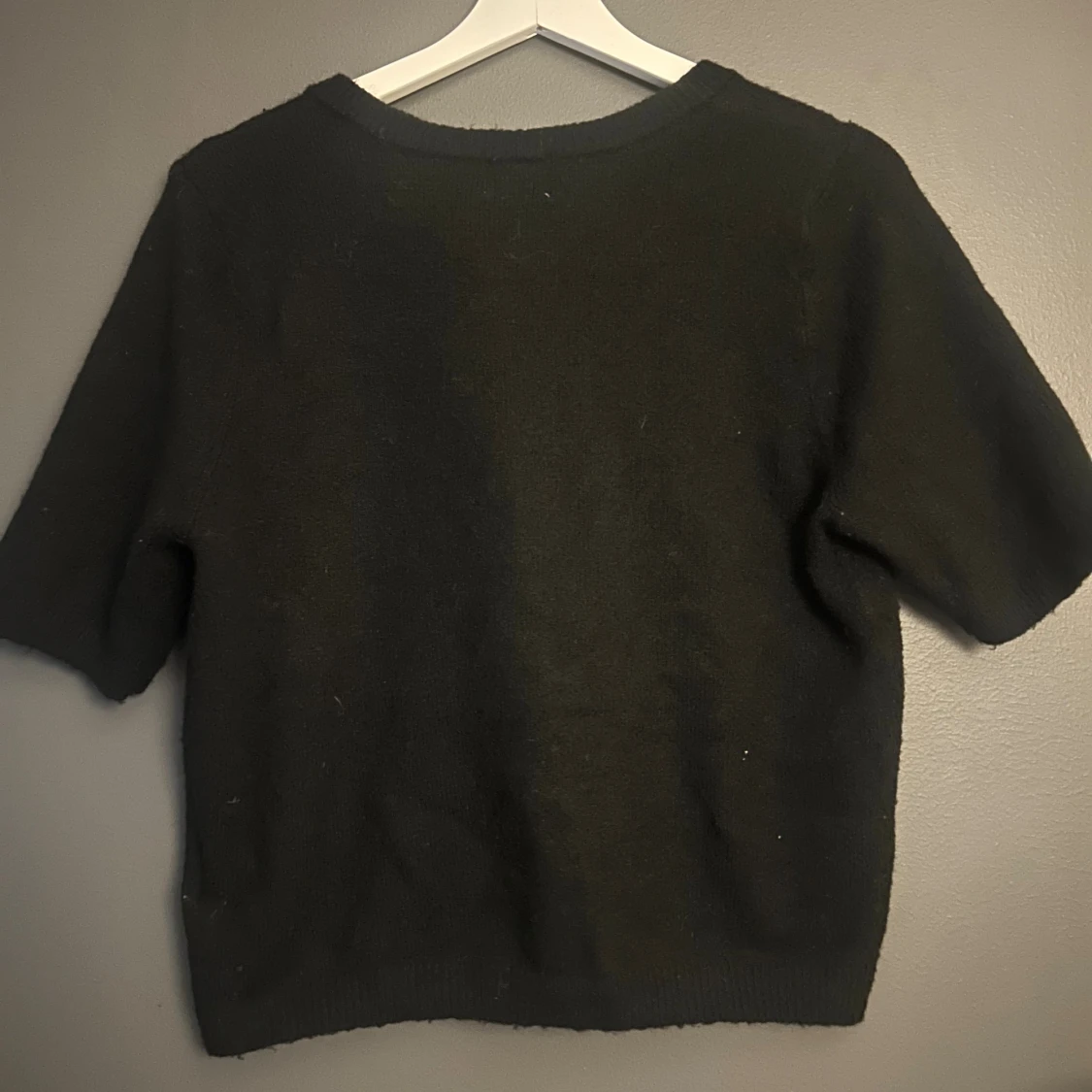 Svart kofta med kort ärm och knappar - 1