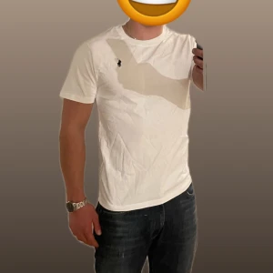 T-shirt - Helt ny! Levereras inplastad.                                              Personen på bilden är 180cm lång och väger 80kg. 