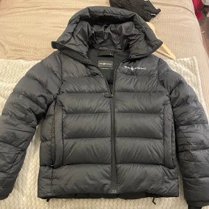 Sail racing cloud down hood jacket - Säljer vinter/höst jacka från sail racing. Det är en cloud down hood jacket i herr modell. Den är knappt använd och i väldigt bra skick