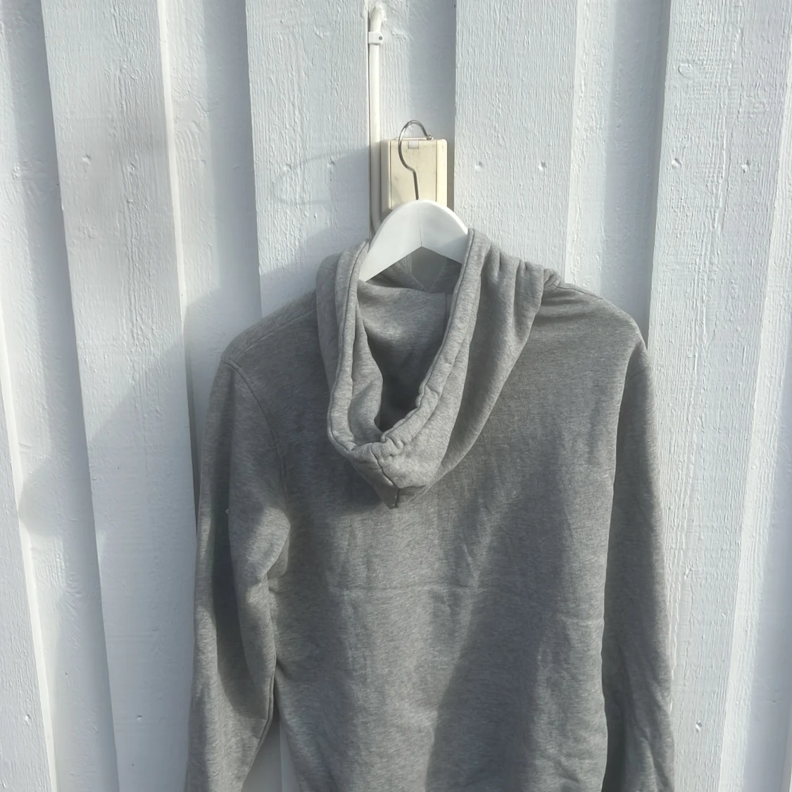 Grå hoodie från Les Deux XS - 1