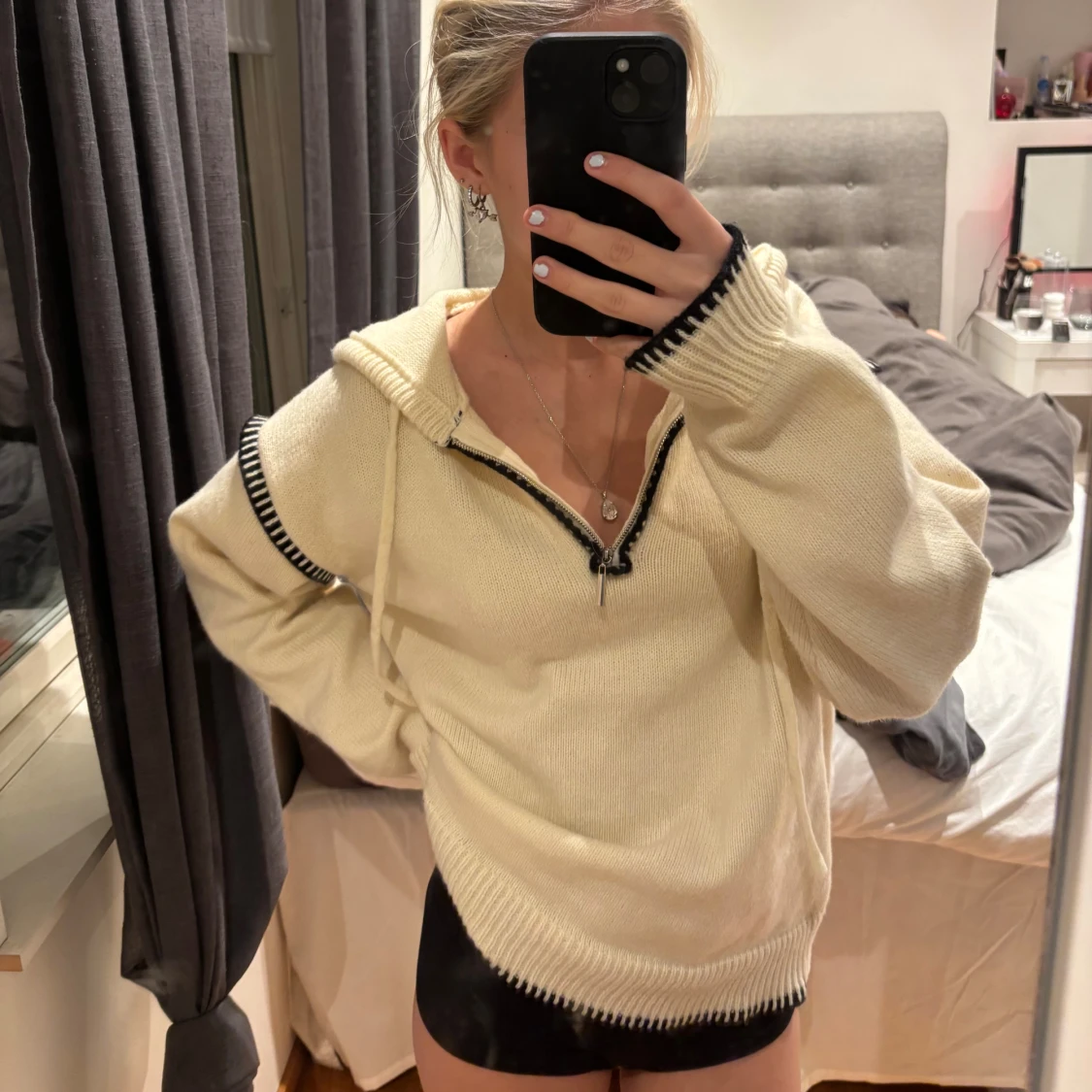 Vit hoodie med svart detalj från SHEIN