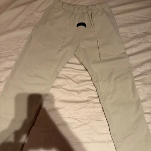 Essentials byxor - Hej! Säljer nu mina Essentials byxor som är färgen beige, har knappt använt byxorna. Byxorna är i storlek S. Skriv till mig om ni vill ha flera bilder. OBS! PRISET KAN DISKUTERAS